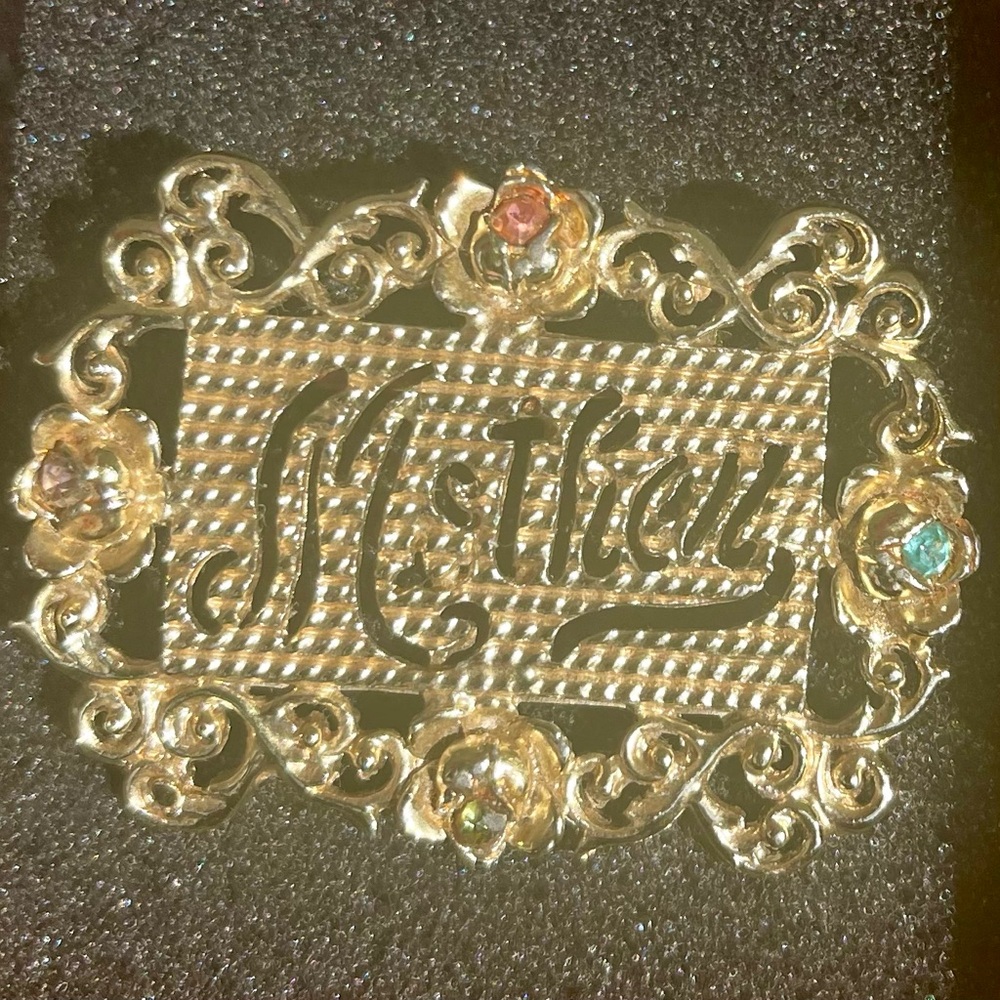 Mother brooch in gold tone